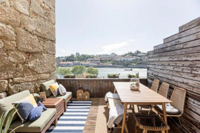 Luxurious Townhome with River View by LovelyStay